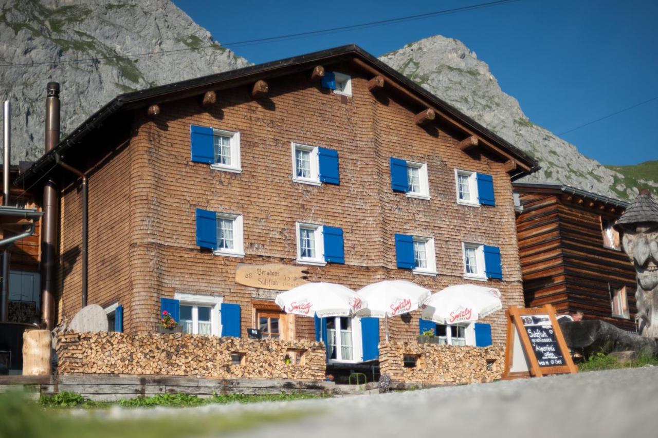 ホテル Berghaus Sulzfluh ザンクト・アンテーニーン エクステリア 写真