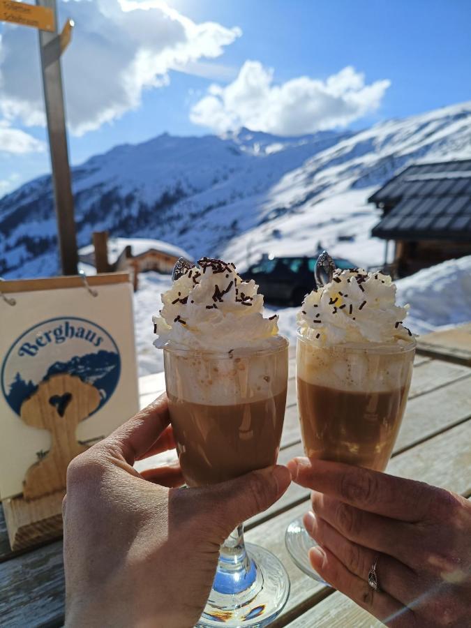 ホテル Berghaus Sulzfluh ザンクト・アンテーニーン エクステリア 写真