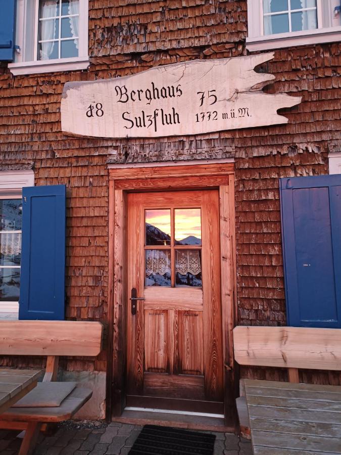 ホテル Berghaus Sulzfluh ザンクト・アンテーニーン エクステリア 写真