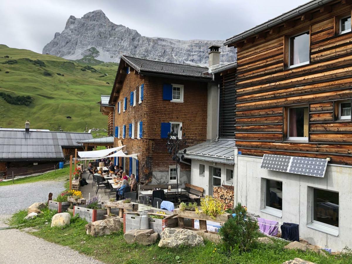 ホテル Berghaus Sulzfluh ザンクト・アンテーニーン エクステリア 写真